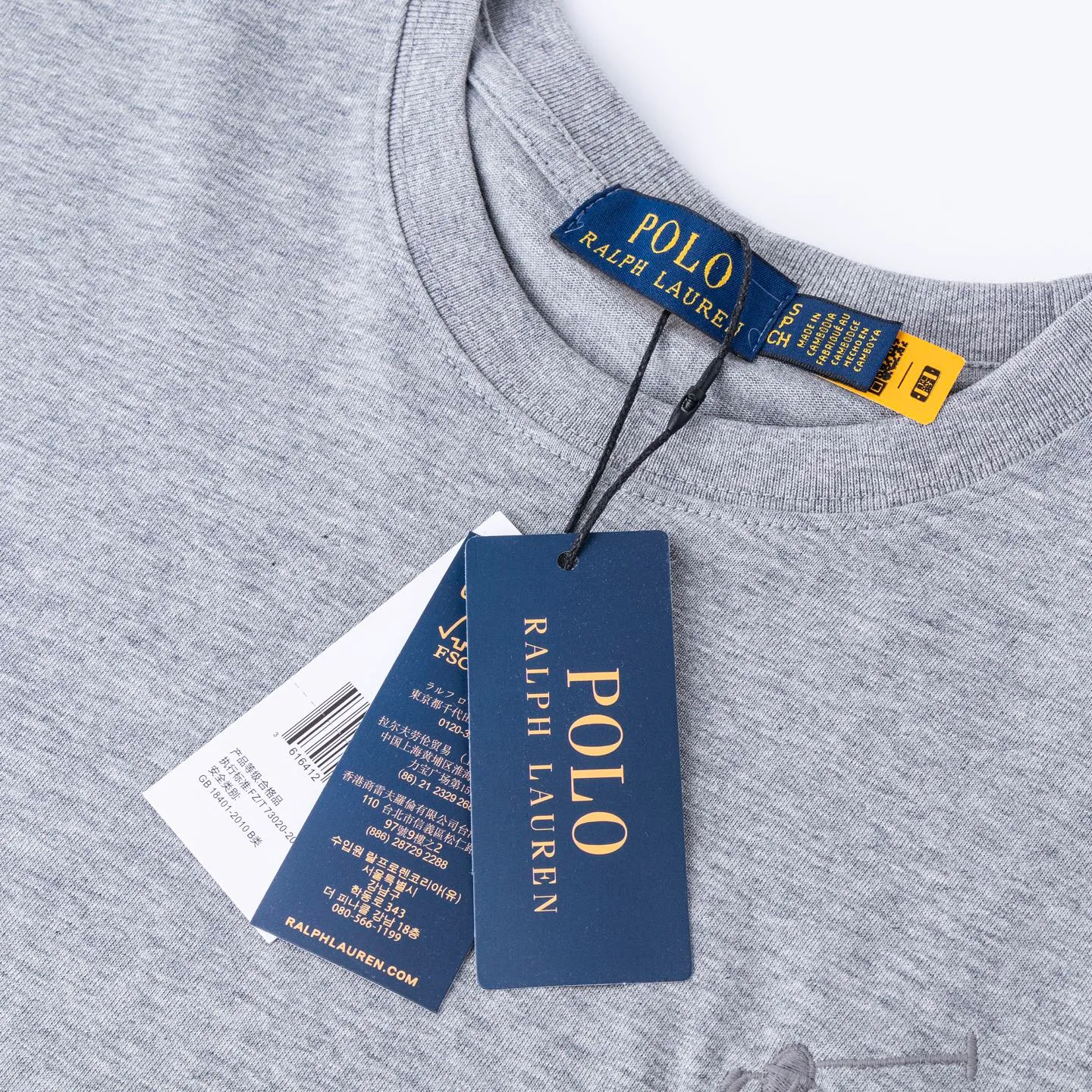 P126 Style number: 509 Ralph Lauren/Ralph Lauren 25ss simultaneously launches one-color horse embroidery round neck short sleeves. The main logo on the neck has a QR code mark, which can be scanned for verification, and the detailed horse logo embroidery is all high-density, all made with imported Tajima machines, which distinguishes low-quality products on the market. 32 counts, 240g hydrophilic toner, 100% cotton fabric, comfortable and soft, highly breathable, focusing on high-end cost-effectiveness, needless to say good quality. Available in a variety of colors, both boys and girls can try this genderless style, giving them a yuppie tone in no time. Immerse yourself in your leisurely style, and have your own style in retro. Natural, vivid, and very French romantic feelings perfectly integrate the youthful atmosphere with the trend. The clever embellishment of the horse logo embroidery carries all the eye-catching points. Color: black, white, navy blue, light gray Size: S-xL S Shoulder width 44 Bust 100 Sleeve length 22 Clothing length 68 M Shoulder width 46 Bust 104 Sleeve length 23 Clothing length 70 L Shoulder width 63 Bust 108 Sleeve length 24 Clothing length 72 xL Shoulder width 50 Bust 112 Sleeve length 25 Clothing length 74